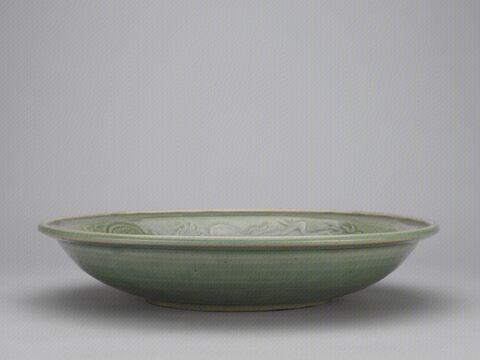 青釉刻龙凤纹盘