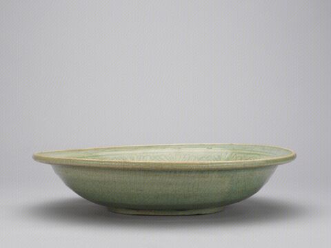 青釉刻牡丹纹折沿盘