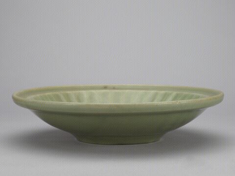 青釉印花菊瓣盘