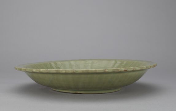 青釉刻花菱花口盘