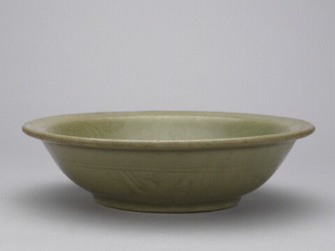 青釉刻花缠枝莲纹折沿盘