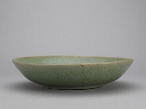 青釉刻花牡丹纹盘