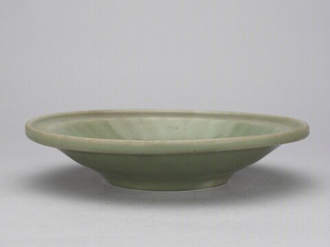 青釉印花菊瓣式折沿盘