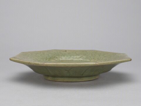 青釉刻花八方盘