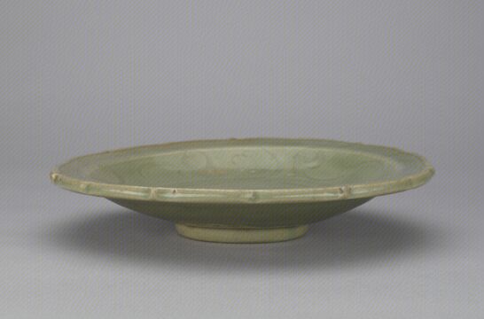 青釉印花菱花口盘