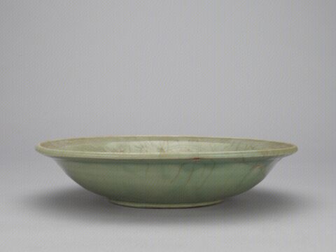 青釉刻龙凤纹折沿盘