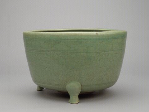 青釉刻花三足炉