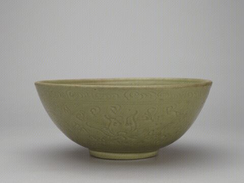 青釉刻花缠枝莲纹碗