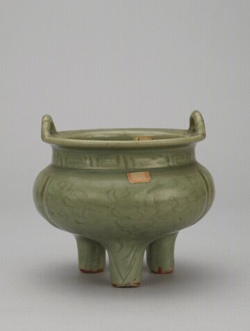 青釉刻花三足炉