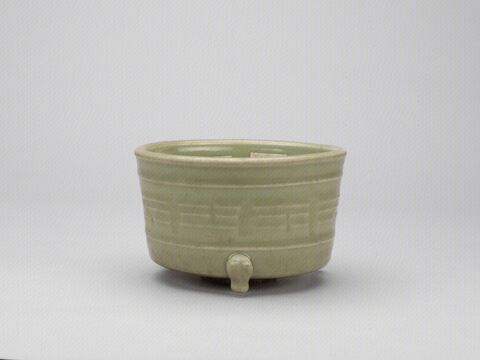 青釉刻八卦纹三足炉