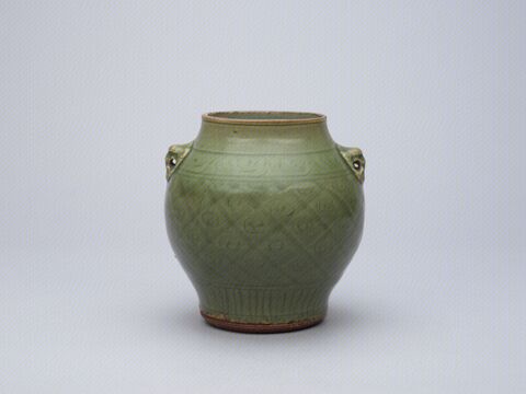 青釉刻花格纹兽面耳罐