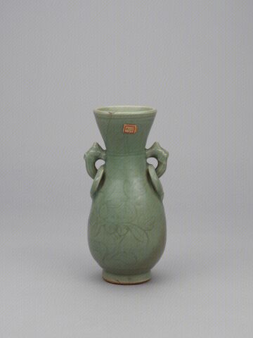 青釉刻花环耳瓶