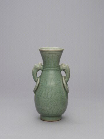 青釉刻花环耳瓶