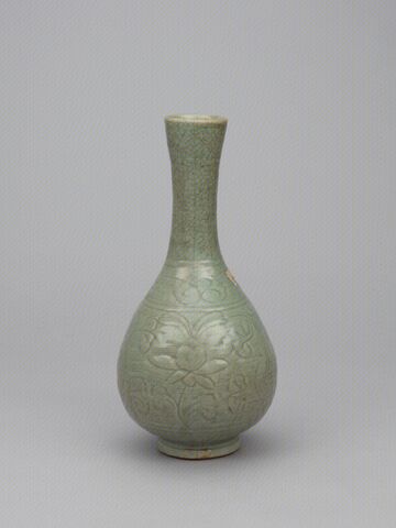 青釉刻花瓶