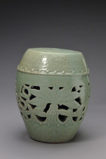 青釉镂空双狮花卉纹绣墩