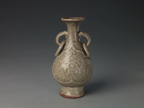 青釉凸花兽耳衔环瓶