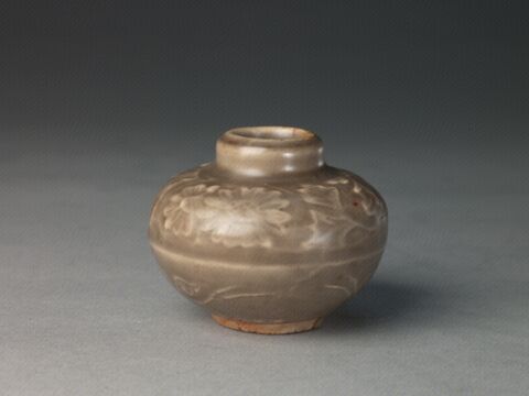 青釉凸云龙纹小罐