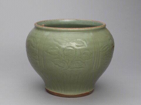 青釉开光花果纹罐