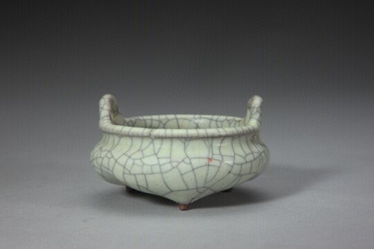 哥窑青釉双耳三足炉