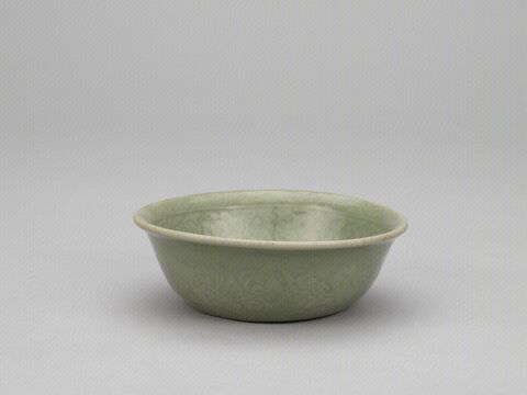 青釉划花缠枝花纹卧足碗