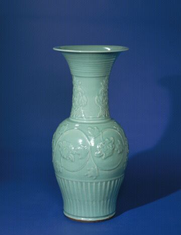 青釉刻花尊