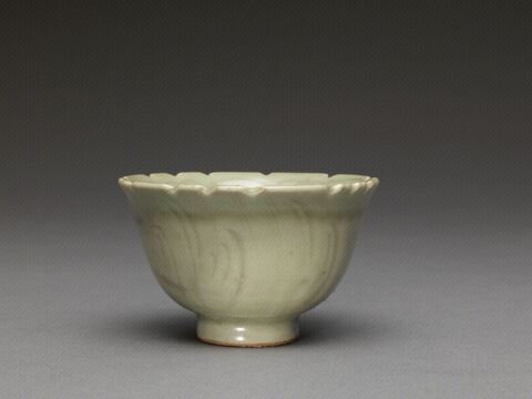 青釉刻花花口杯