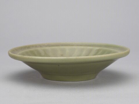 青釉印花菊瓣盘