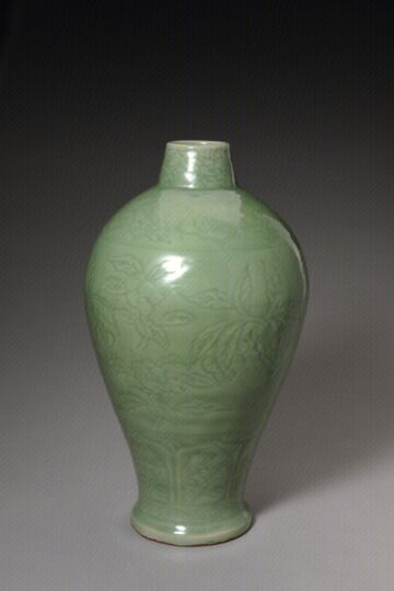 青釉刻折枝三果纹梅瓶