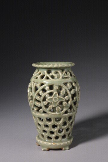 青釉镂空缠枝花纹瓶