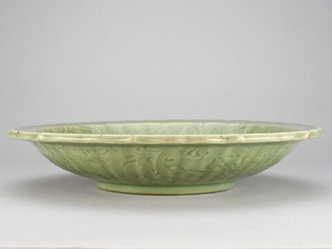 青釉划花莲花纹菱花口盘