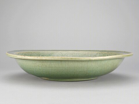 青釉刻花龙凤纹折沿盘