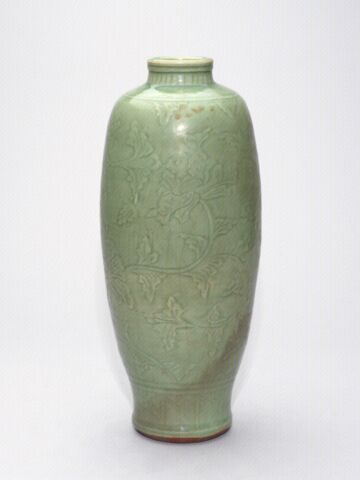 青釉刻花瓶