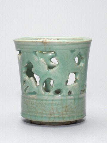 青釉镂空笔筒