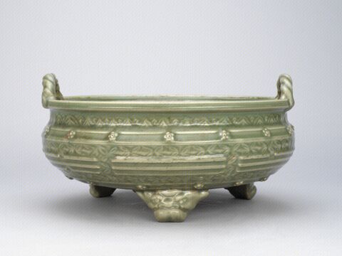 青釉凸花八卦纹绳耳兽足炉