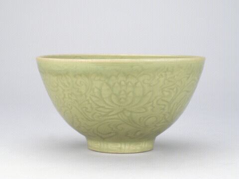 青釉刻花碗
