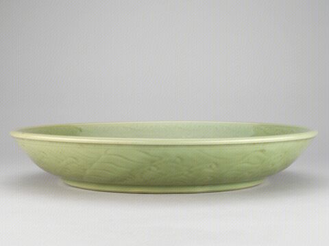 青釉划花牡丹纹盘