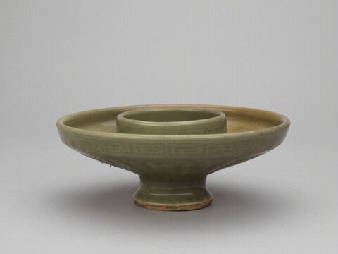 青釉刻花菊瓣碗托