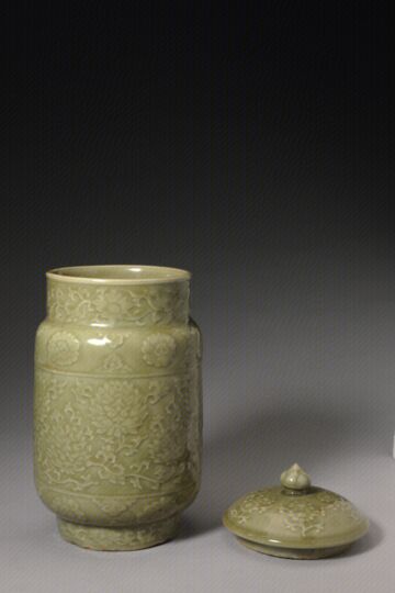 青釉凸花缠枝莲纹盖罐