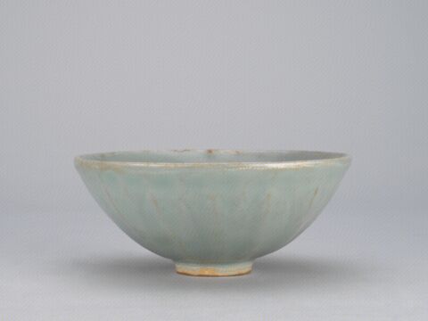 青釉凸雕莲瓣纹碗