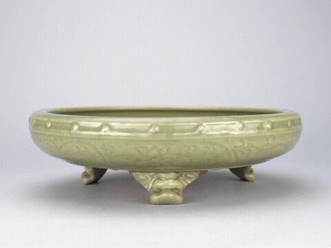 青釉刻花缠枝莲纹鼓钉三足洗