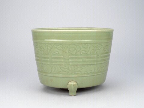 青釉刻花八卦纹三足筒式炉