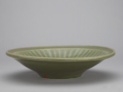 青釉暗划菊瓣纹盘