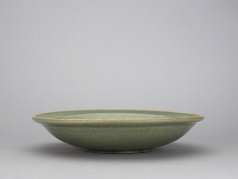 青釉刻花朵花纹折沿盘