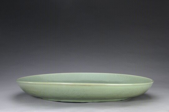 青釉刻划折枝桃纹盘