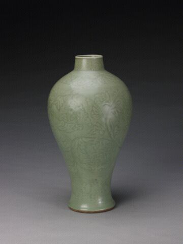 青釉刻划缠枝莲纹梅瓶