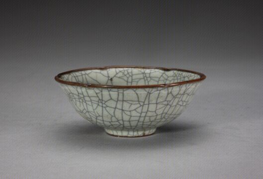 哥窑青灰釉葵口碗