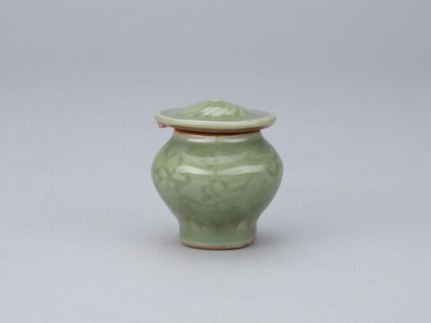 青釉暗划缠枝莲纹盖罐