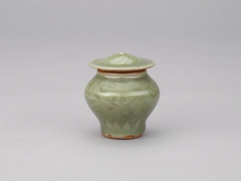 青釉暗划缠枝莲纹盖罐