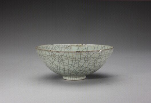 哥窑青灰釉葵口碗