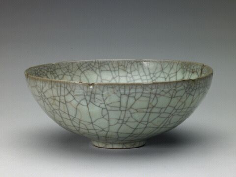 哥窑青灰釉葵口碗
